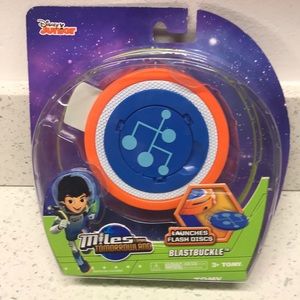 LAUNCHES FLASH DISC  BLAST BUCKLE